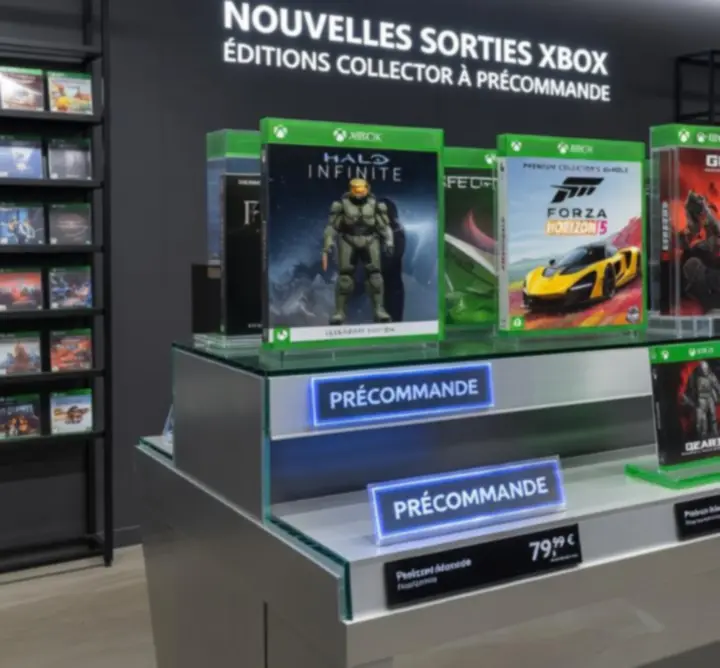 Précommandes d'éditions collector Xbox affichées sur un écran et une étagère gaming