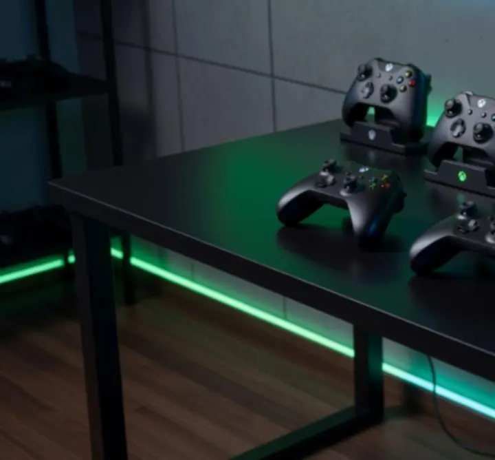 Setup Xbox moderne avec manettes et accessoires gaming haut de gamme